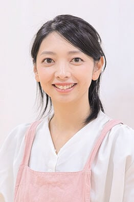 「管理栄養士　荒井名南さん」
献立作成、レシピ開発、記事執筆、監修、食事指導、地元野菜の配達事業などを手がける。食事のバランスを整えることにより、約1年半で11kgの減量に成功した経験を持つ