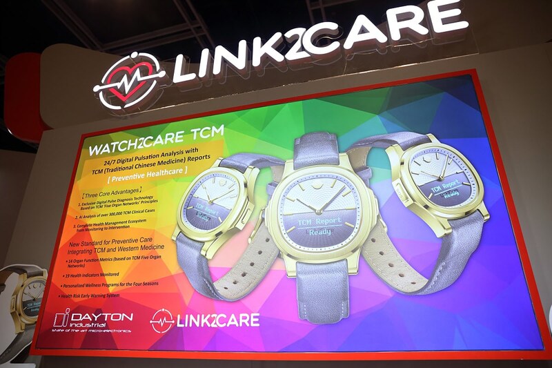 現地で見つけた興味深い時計や素材をお届け