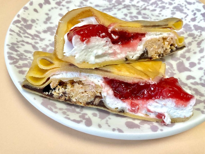 上半分はホイップ×いちごソースでなめらかに、食べ進めるとチョコとザクザクのパイ生地が登場。一気に食感が変わって、思わず「なにこれ!?」と声が出ます