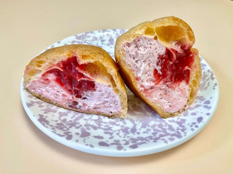 甘さは控えめで、いちごソースの酸味がいい仕事。果肉感もしっかりあって満足度が高い