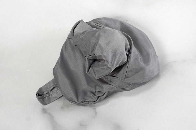 たたんだ状態から、袋の中身を出すようにして広げていきます