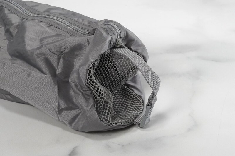 バックル付きのストラップも搭載しており、どこかにぶらさげて使うことも可能