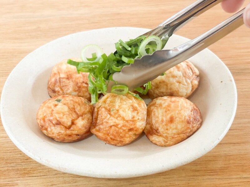 輪切りにした長ネギとマヨネーズをたっぷりトッピング