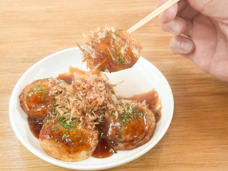 中の生地がとろりと溶け出す感じは冷凍物とは思えないリアル屋台風たこ焼きの食感です