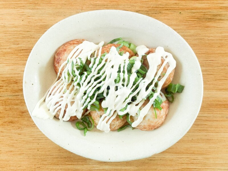 ネギのシャキシャキ食感と辛味がクセになりそうな大人味のたこ焼き！