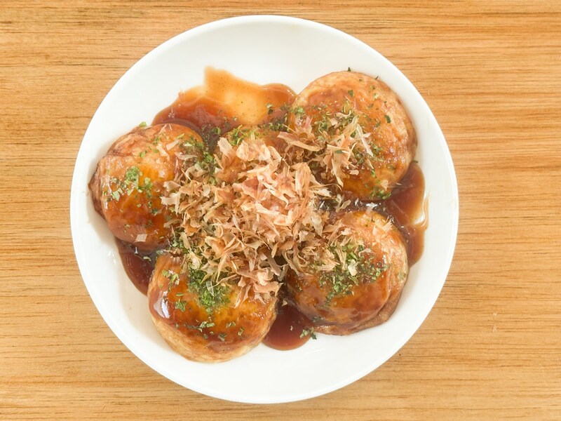 完成したたこ焼きは生地が柔らかいのが伝わるくらい、ちょっと平たくつぶれます