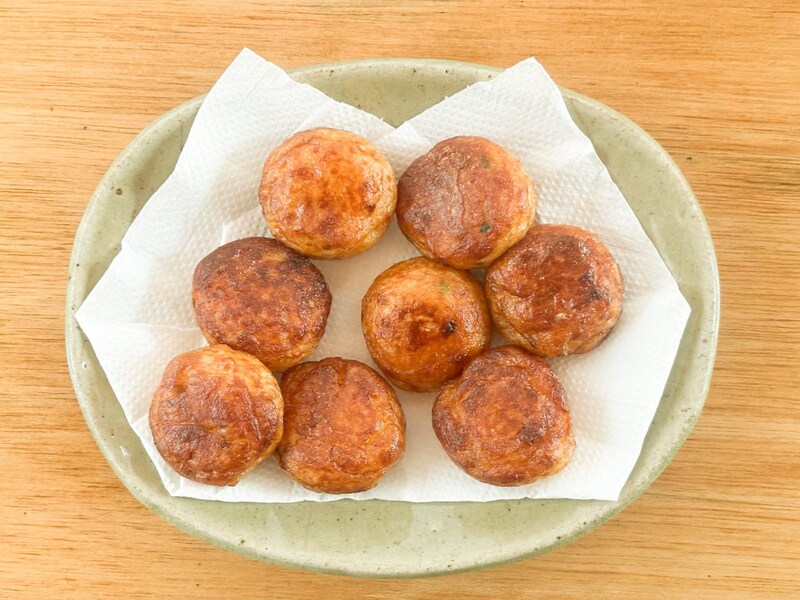 表面がこんがりと色がつくまで揚げていくと、レンチン調理とはまた違った仕上がりを見せるのです