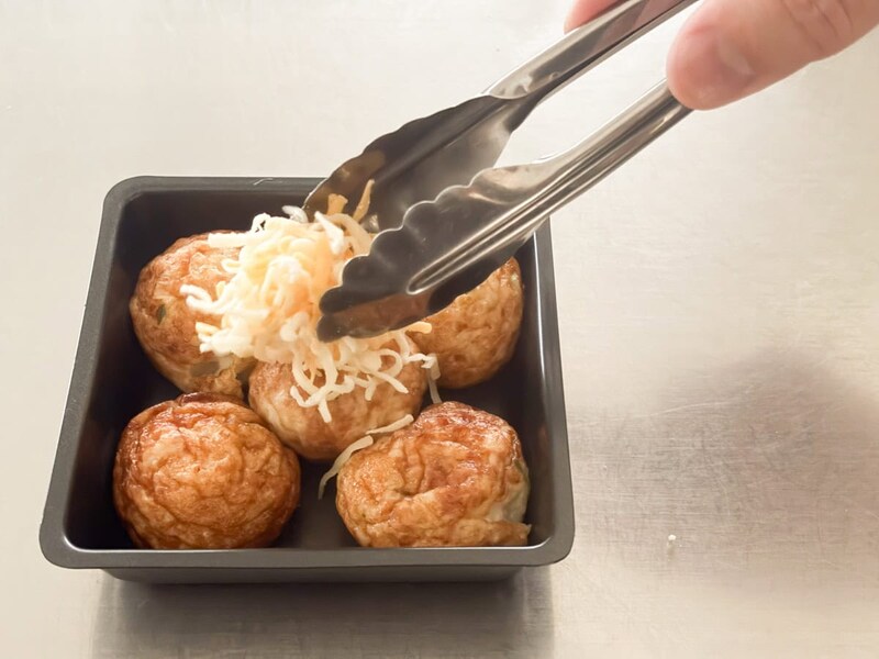 チーズをトッピングして、じんわりと熱を加えるオーブントースター焼きたこに仕上げます