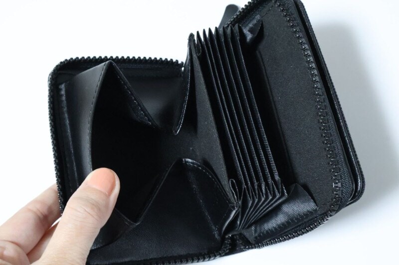 小銭入れとカード入れがある