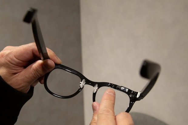 3.6mmの超小型光学モジュールはメガネフレームに隠れてしまうほど小さい
