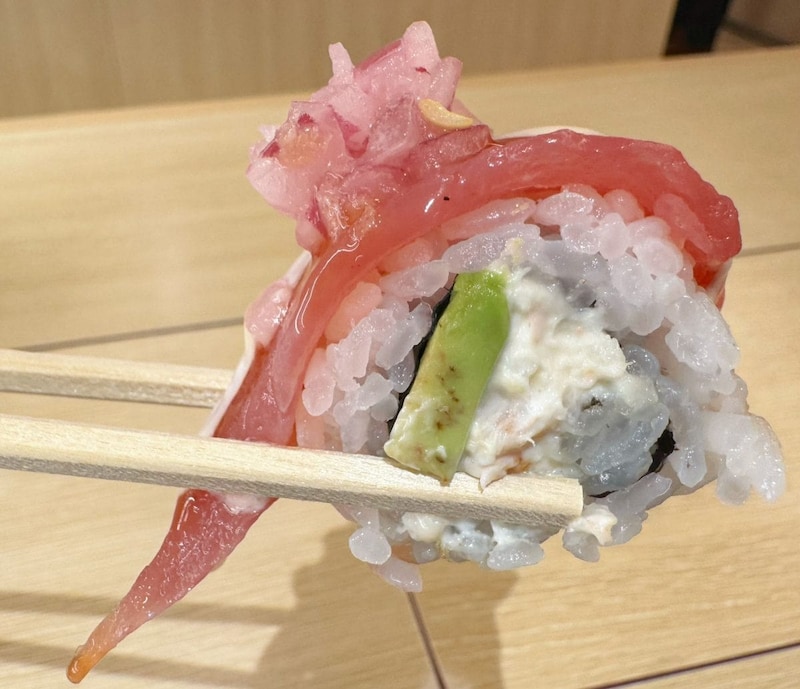 アボカドのなめらかさと酢飯やレモンマヨソースの酸味は相性抜群！