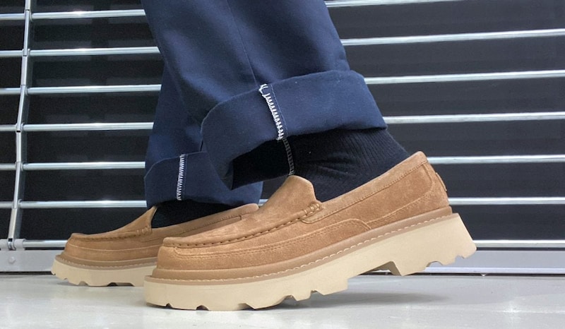 【今までのUGGだと思うな!?】定番モカシンが「厚底」に進化！新作「ASCOT LUG」をエディターが試し履き