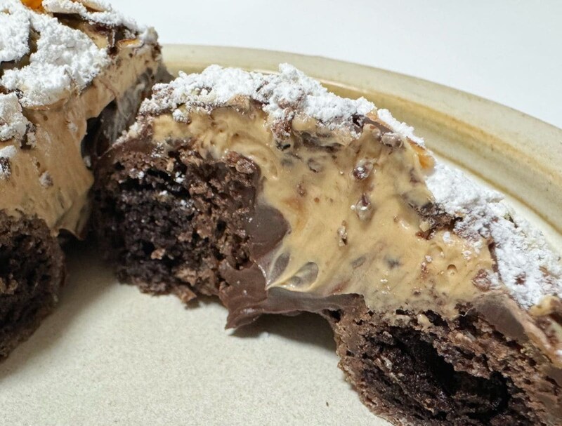 中には、ガナッシュクリームとプラリネホイップがたっぷり！