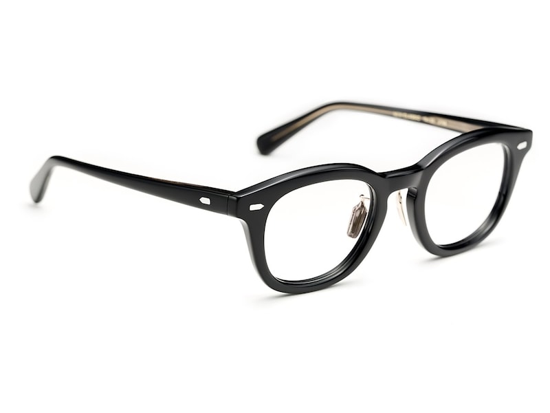 カシメパーツはクリスタルから着想を得た造形でまさにモダン