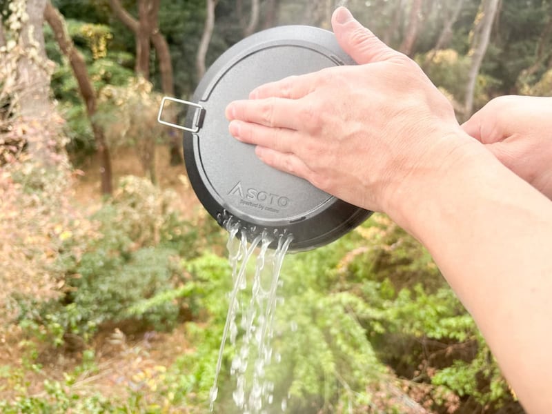 麺が軽くほぐれたら8割くらい湯切りし、水分を2割残す