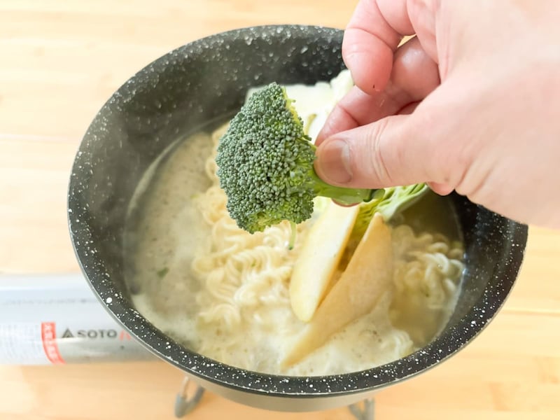 自然と麺がほぐれてきたら冷凍の皮付きポテトフライ、ブロッコリーを投入