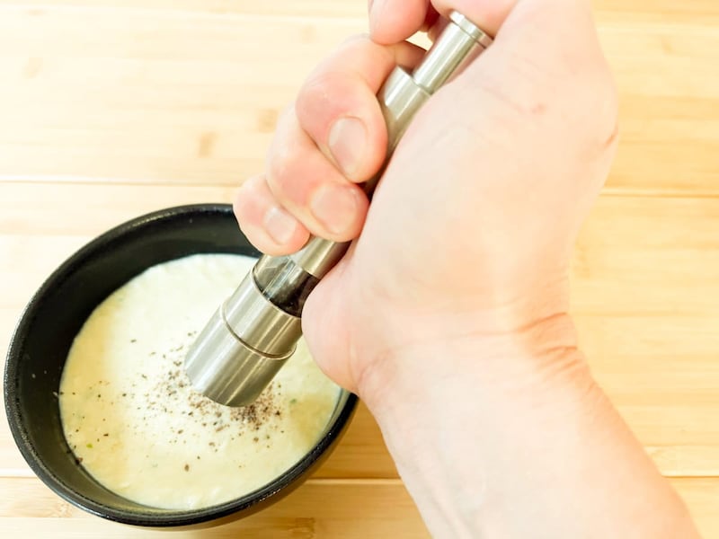 つけ麺スープには、たっぷりの黒コショウでパンチを効かせます