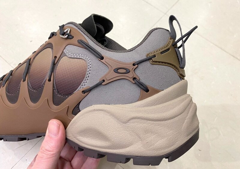 自然の造形を思わせるデザインが、オークリーらしい未来的な美しさを生み出している