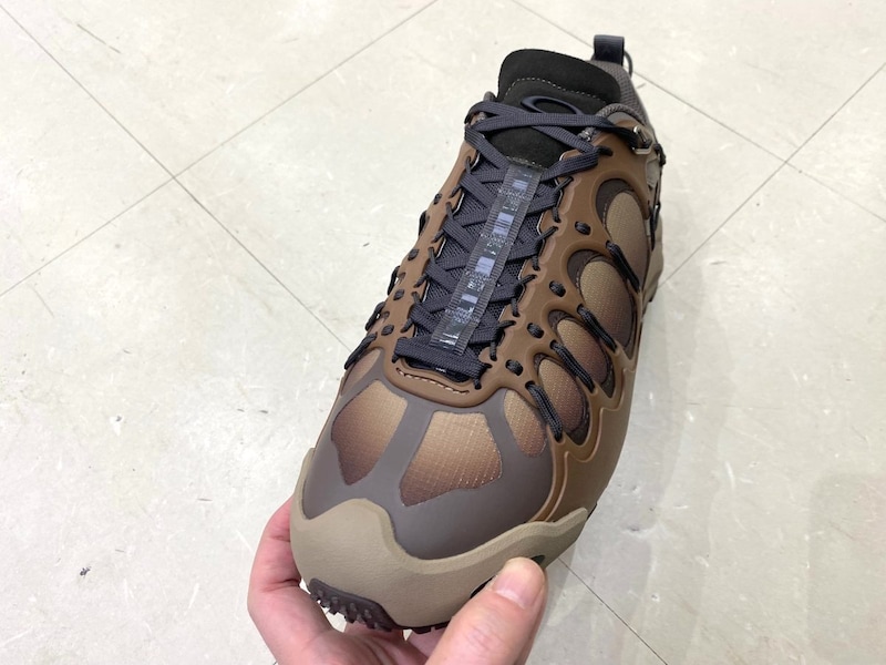 アッパーには、特殊な技術で成形された、あばら骨のような立体的デザインを採用