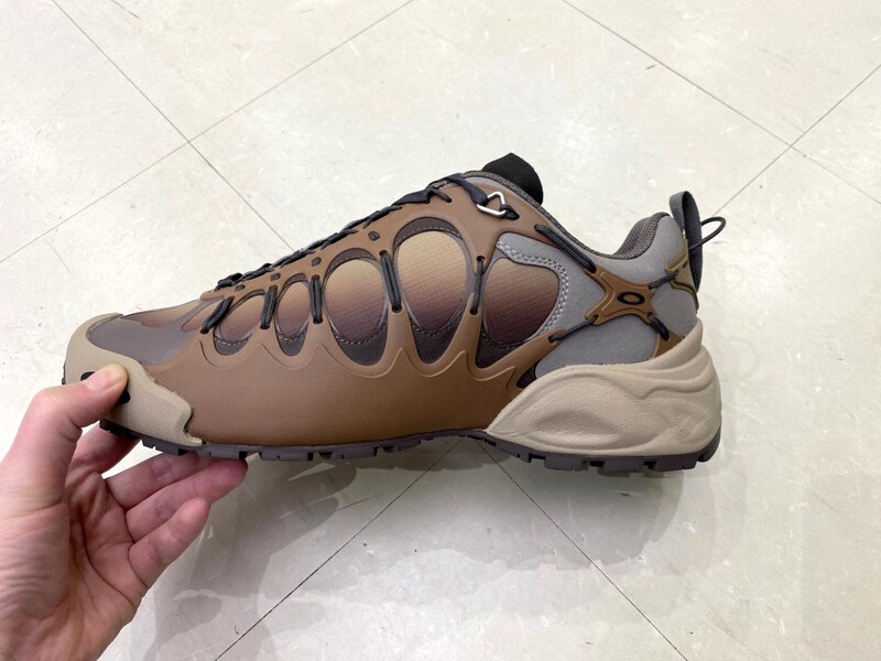 アッパーには、特殊な技術で成形された、あばら骨のような立体的デザインを採用