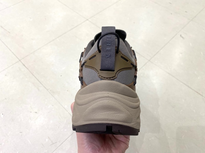 彫刻のような立体感を持つミッドソールが足元をしっかり支え、安定した歩行をサポート