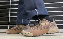 【まるで“あばら骨”？】足元の異形。オークリー×ブレインデッドの衝撃作「IBEX」をエディターが試し履き