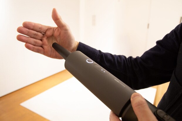 手のひらで風力をチェックすると、肌がボッコリとへこむほど！