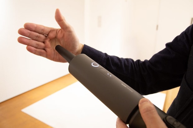 手のひらで風力をチェックすると、肌がボッコリとへこむほど！