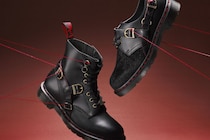【ただの黒ブーツじゃない】ドクターマーチン2026年新作「午年」コレクションは、履くだけで運気が上がりそうな傑作だ