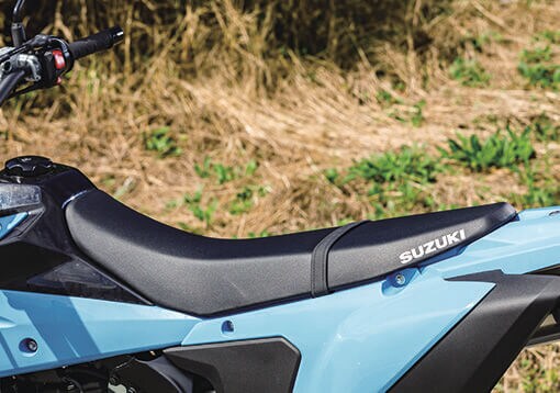 スズキ
DR-Z4SM　「ライダーと一体化するシート」