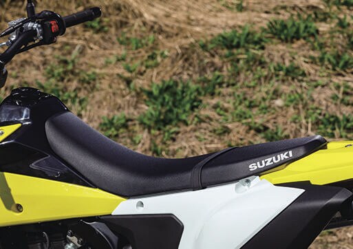 スズキ
DR-Z4S　「見た目よりも快適なシート」