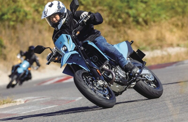 【伝説復活】スズキ「DR-Z」がハイテク武装で帰ってきた！120万円でも納得の“電子制御”とは？SとSM、乗り比べてわかった“決定的違い”