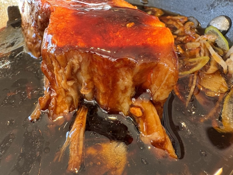 タレが角煮の芯まで染みわたっています