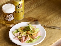 「こういうのでいいんだよ」の究極肉つまみ！ビールが止まらない…キャベツとベーコンの“バター蒸し”がマジサイコー