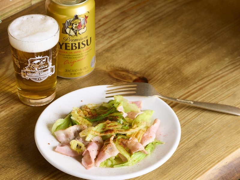 「こういうのでいいんだよ」の究極肉つまみ！ビールが止まらない…キャベツとベーコンの“バター蒸し”がマジサイコー