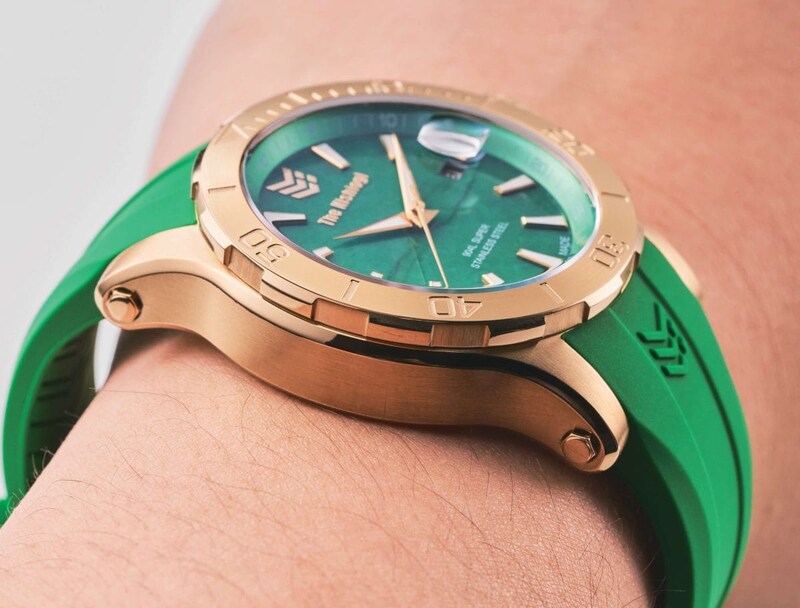 ケースは904Lスーパーステンレススチール製