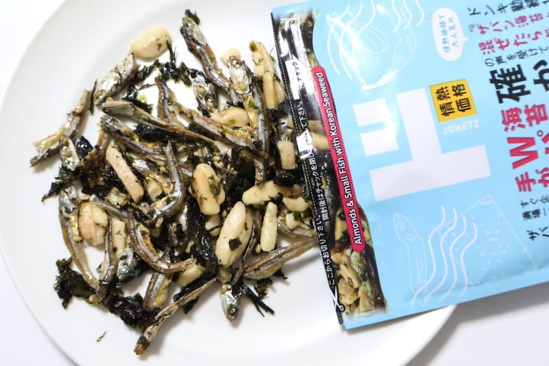 ザバン海苔アーモンド小魚をお皿に出してみる