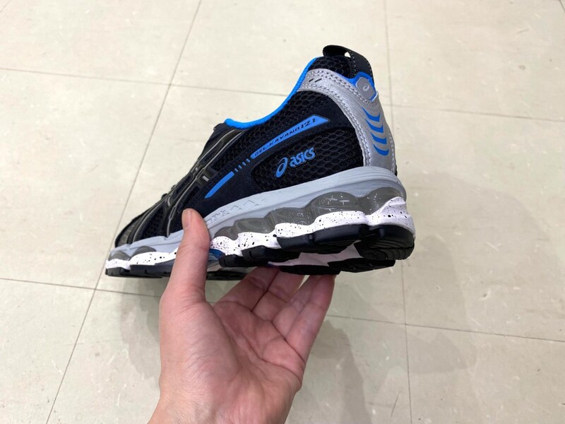 【この黒スニーカー、ただ者じゃない】アシックス×Liberaidersの初コラボ！話題のハイブリッドモデル「GEL-KAYANO 12.1」をエディターが試し履き