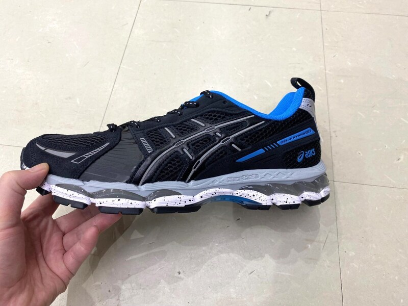 【この黒スニーカー、ただ者じゃない】アシックス×Liberaidersの初コラボ！話題のハイブリッドモデル「GEL-KAYANO 12.1」をエディターが試し履き