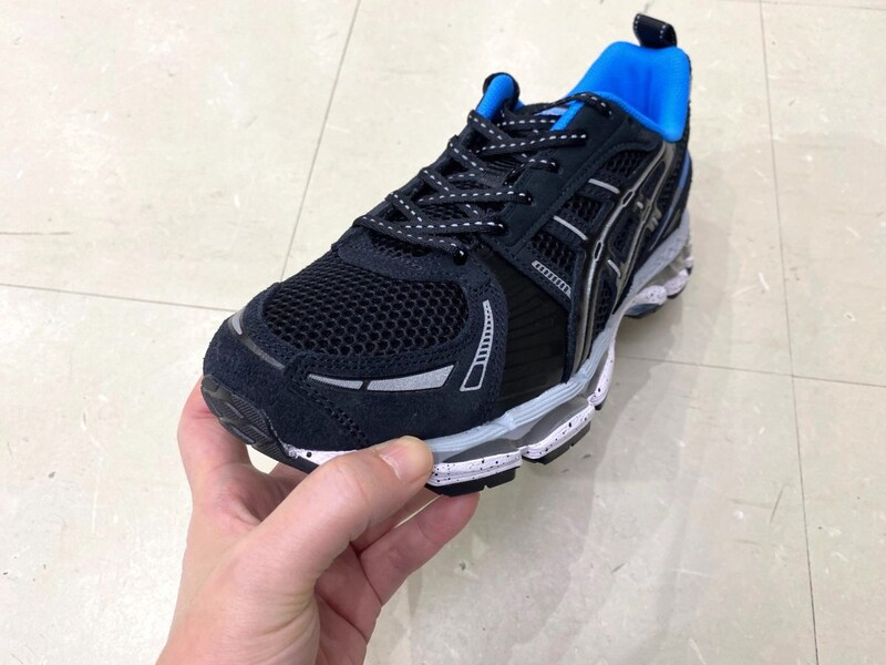 【この黒スニーカー、ただ者じゃない】アシックス×Liberaidersの初コラボ！話題のハイブリッドモデル「GEL-KAYANO 12.1」をエディターが試し履き