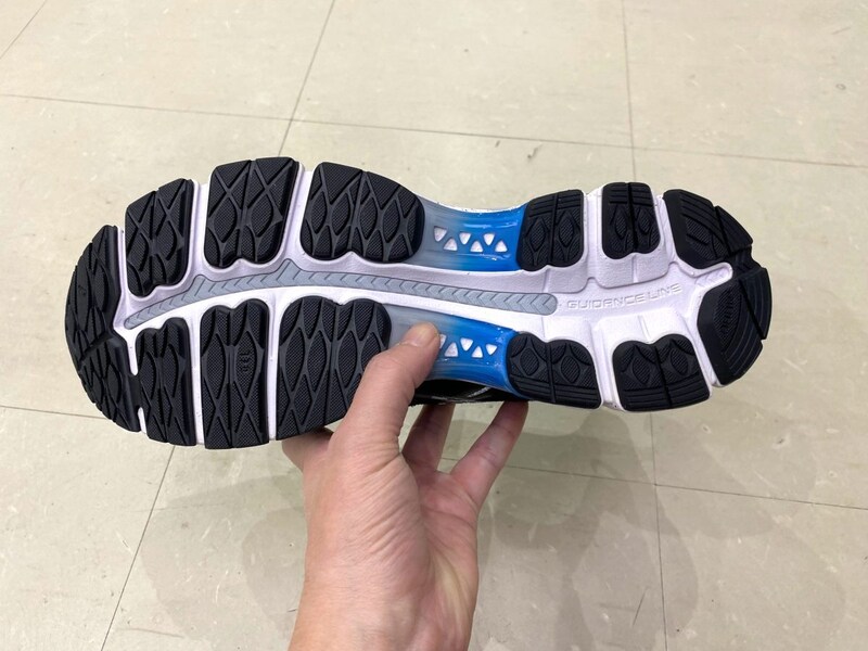 【この黒スニーカー、ただ者じゃない】アシックス×Liberaidersの初コラボ！話題のハイブリッドモデル「GEL-KAYANO 12.1」をエディターが試し履き