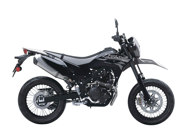カワサキ KLX230SM ￥616,000（2025年モデル）、￥638,000（2026年モデル） 【●全長×全幅×全高＝2,035×845×1,125mm　●シート高＝840mm　●車両重量＝137kg　●総排気量＝232cc　●エンジン種類＝空冷4ストローク単気筒　●最高出力＝13kW/8,000rpm　●最大トルク＝19N・m/6,400rpm　●燃料消費率（WMTCモード値）＝34.7km/L（クラス2-1）1名乗車時】