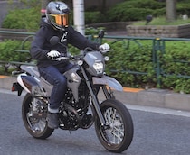 【250cc以下の傑作バイク】カワサキ「KLX230SM」とホンダ「CRF250 RALLY」は、街乗りも旅もこなす！最新2種を徹底解説