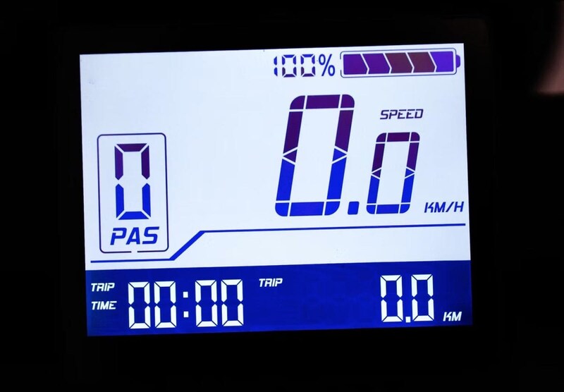 メーターには視認性に優れるLCDディスプレイが採用