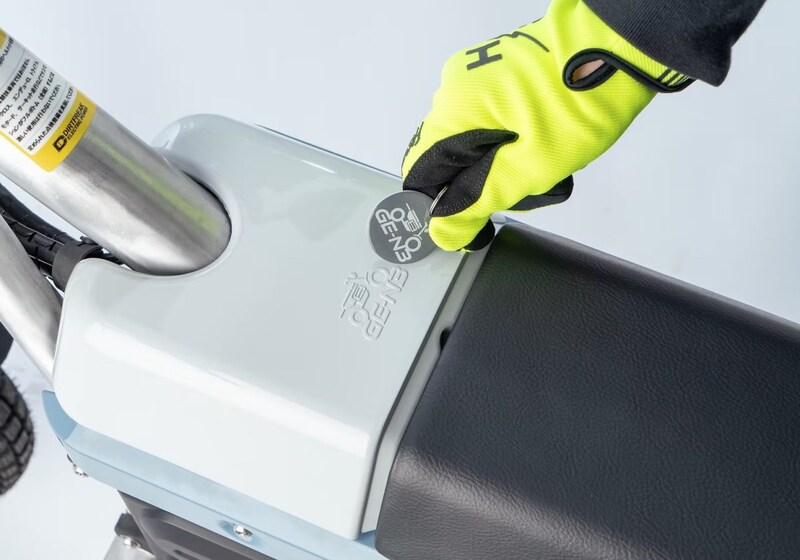 シート前方にあるGE-N3マークにNFCカードキーをタッチすると電源がオン／オフとなる