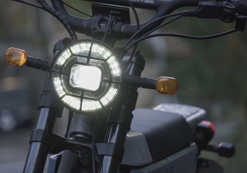 ヘッドランプを含む灯火類は全てLED