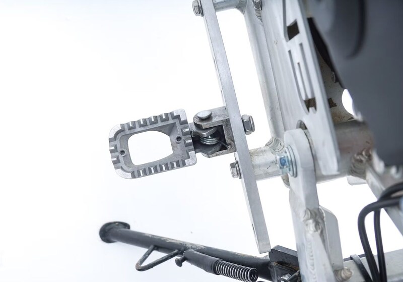 安定感とホールド感に優れるワイドフットペグ