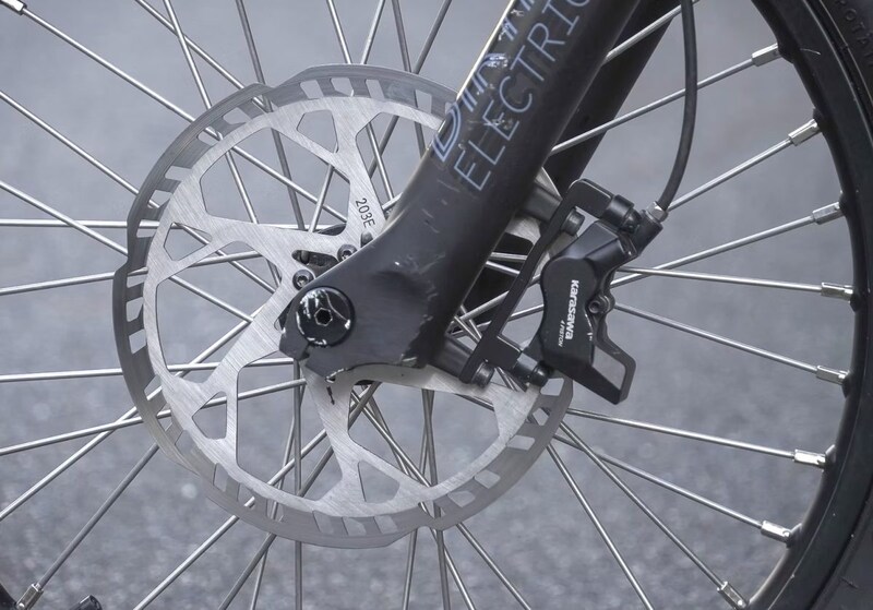 余裕のある制動力を備える油圧ディスクブレーキ