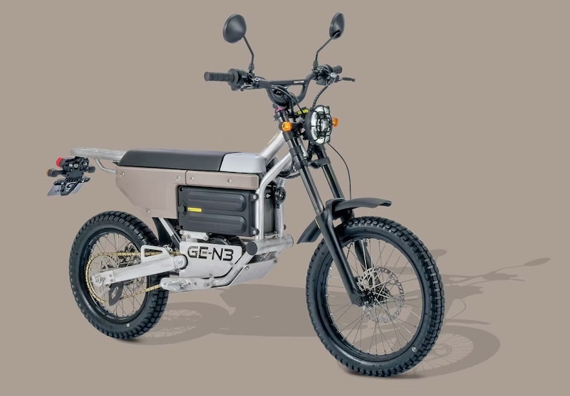 柔らかな印象を持ち、アウトドアでは自然と調和し、街では落ち着いた雰囲気を醸し出してくれるフォーンカラー