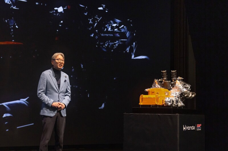 「ニューパートナーシップ始動発表会」で新パワーユニットを発表するホンダの三部敏宏社長